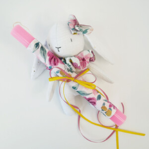 Πασχαλινή Λαμπάδα Κουνελάκι δεμένο σε ροζ κερί με φλοραλ ύφασμα