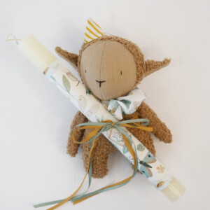 Πασχαλινή λαμπάδα Προβατάκι καφέ με λευκό κερί στολισμένο με ύφασμα με στοιχεία της φύσης