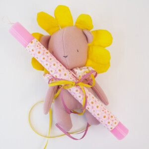 Πασχαλινή Λαμπάδα Αρκουδίτσα Λουλούδι, ροζ αρκουδα μαργαρίτα δεμένη σε ροζ κερί