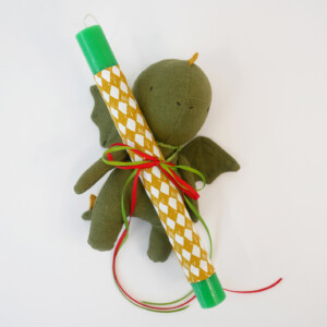 Πασχαλινή Λαμπάδα Δράκος δεμένο σε πράσινο κερί με μουσταρδί γεωμετρικό ύφασμα