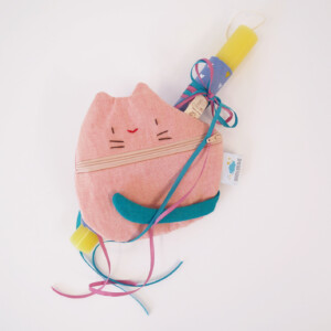 Πασχαλινή Λαμπάδα Γάτα πορτοφολάκι δέμενο σε κίτρινο κερί με ύφασμα με καρδούλες