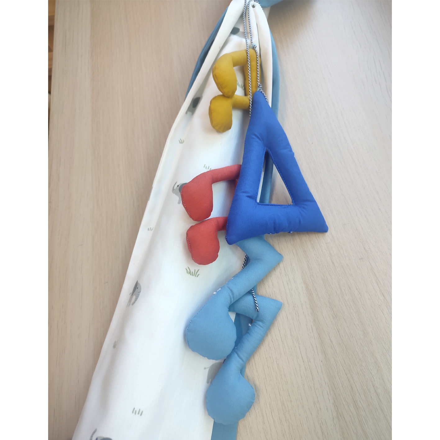 Λαμπάδα Βάπτισης στολισμένη με μονόγραμμα και μουσικές νότες