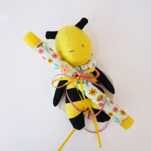 Πασχαλινή λαμπάδα Μελισσούλα με κίτρινο κερί στολισμένο με φλοραλ ύφασμα