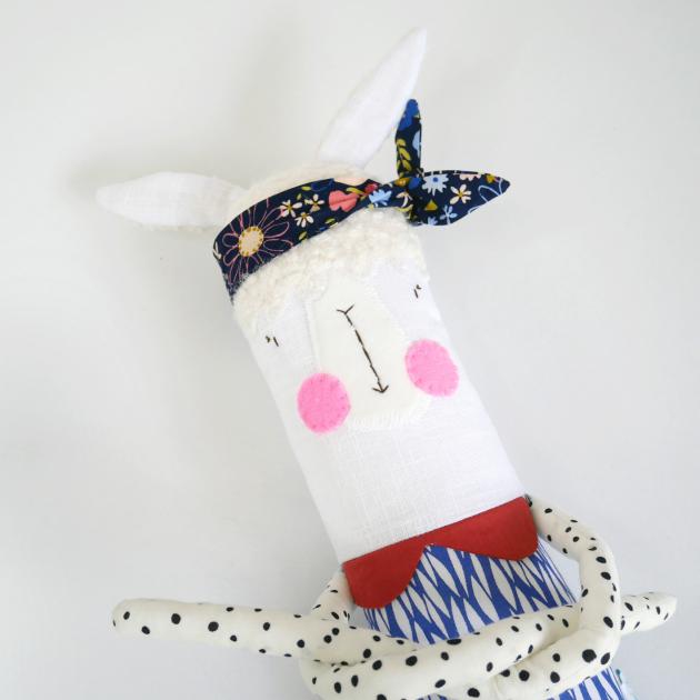 Cuddler Llama με μαντήλι λευκό