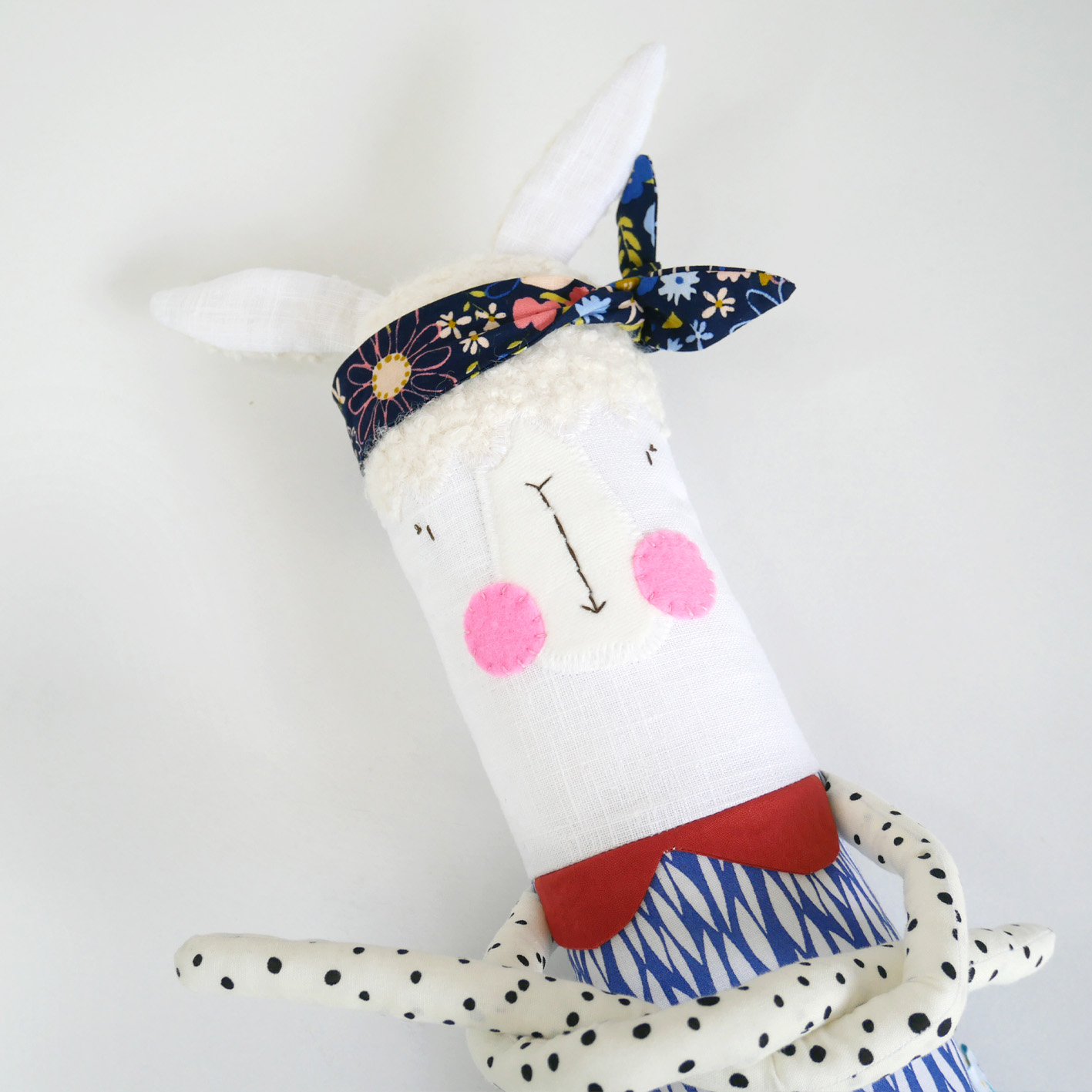 Cuddler Llama με μαντήλι λευκό